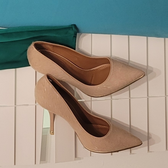 EUC GIVENCHY PONY HAIR SHOES 8.5 NUDE TAN NEUTRAL 39 GOLD HEELS PUMPS POINTY TOE - Picture 1 of 5